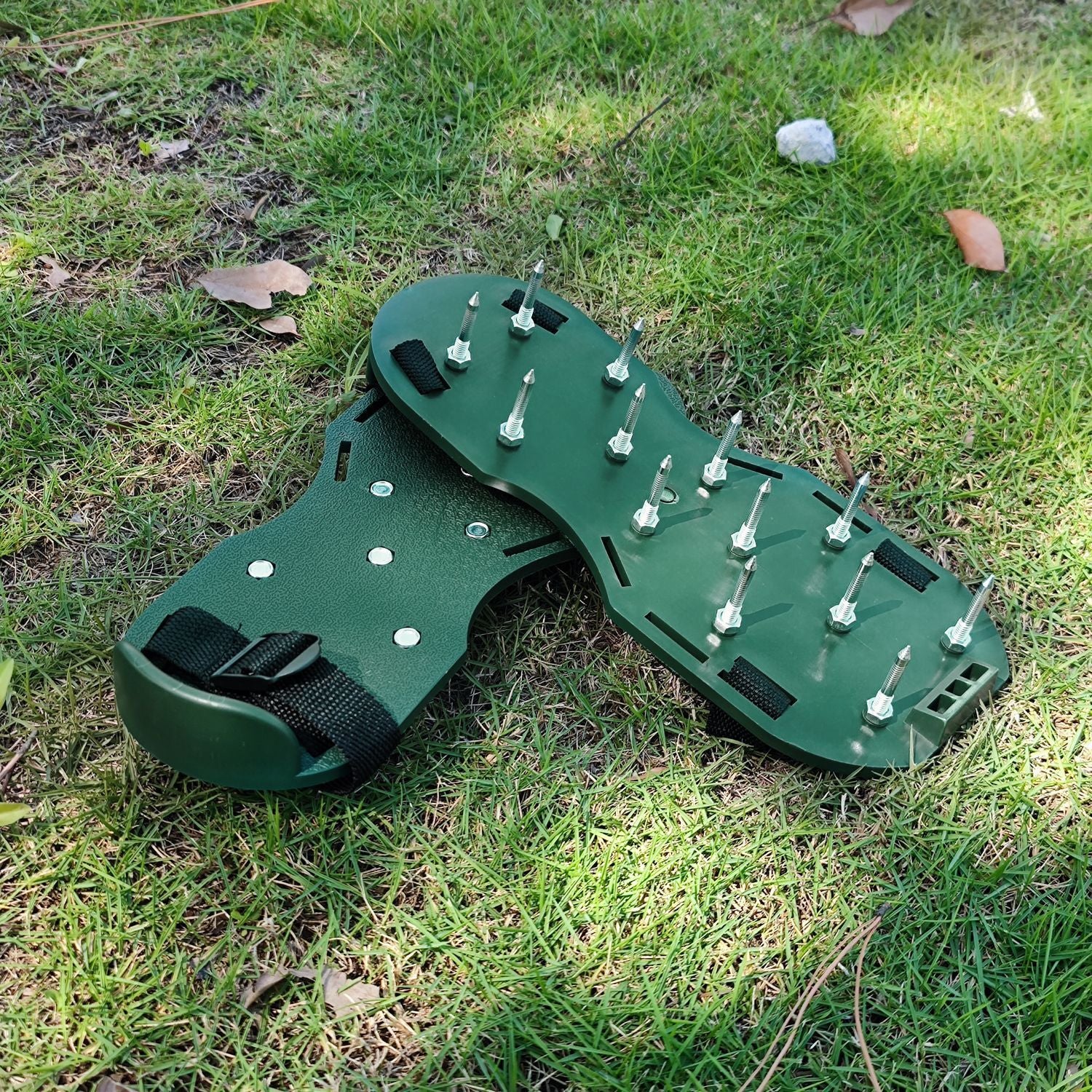 Lawn Aerator Shoes Free-Installation Grass Aeration Shoes with Stainless Steel Shovel, Heavy Duty Lawn Aerator Spike Shoes Lawn Aeration Tool with Hook （green,29.5*12.8cm)
