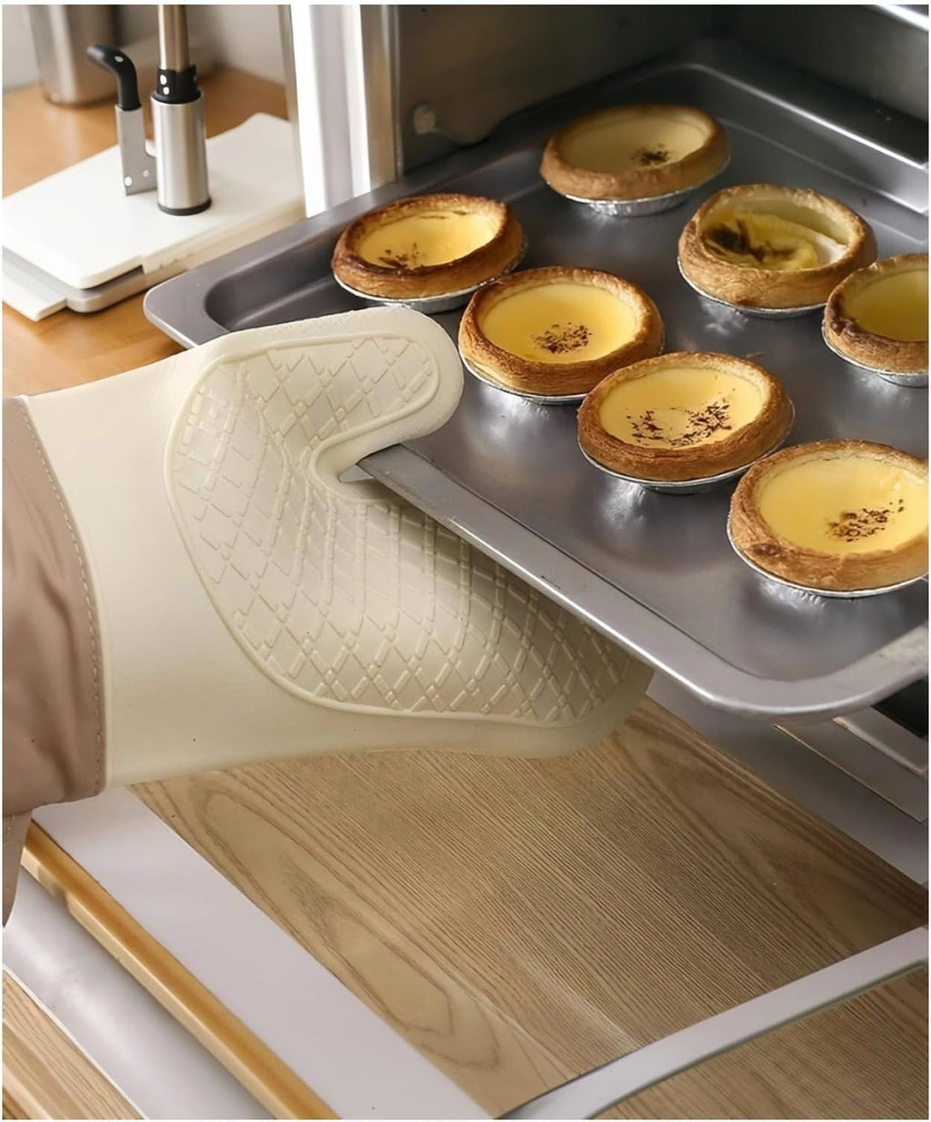 Silicone Oven Mitts，Heat Resistant up to 300°F, Oven Gloves with Soft Lining, Non-Slip Kitchen Essentials, Kitchen Gadgets, Apartment Essentials, Great Gift for Cooking (beige-1pair)
