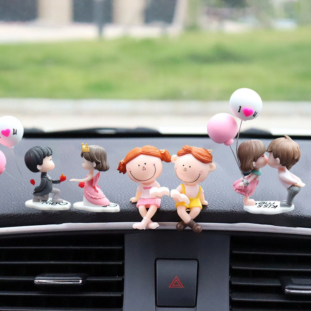 Car Couple Cute Ornaments Resin Couple Doll Car Interior Decoration Couple Figurines with Balloon for Car Dashboard Decoration Gift